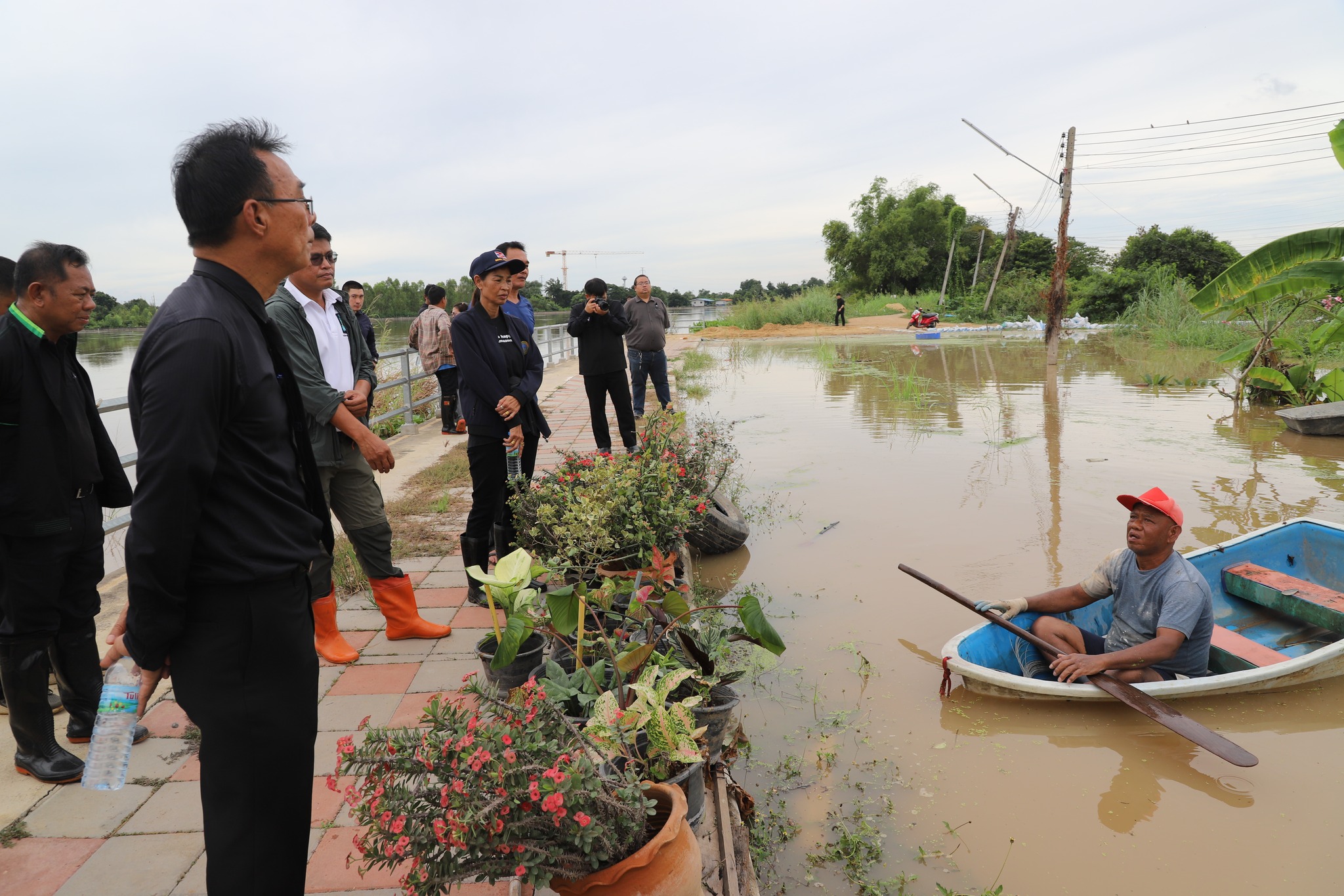 ผู้ว่าราชการจังหวัดสิงห์บุรี ตรวจเยี่ยมให้กำลังใจผู้ประสบอุทกภัยจังหวัดสิงห์บุรี