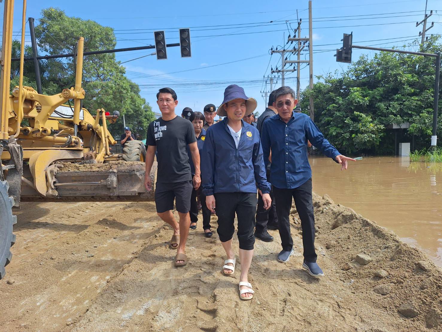 รัฐมนตรีประจำสำนักนายกรัฐมนตรี ลงพื้นที่ตรวจเยี่ยมให้กำลังใจผู้ประสบอุกทกภัยจังหวัดสิงห์บุรี