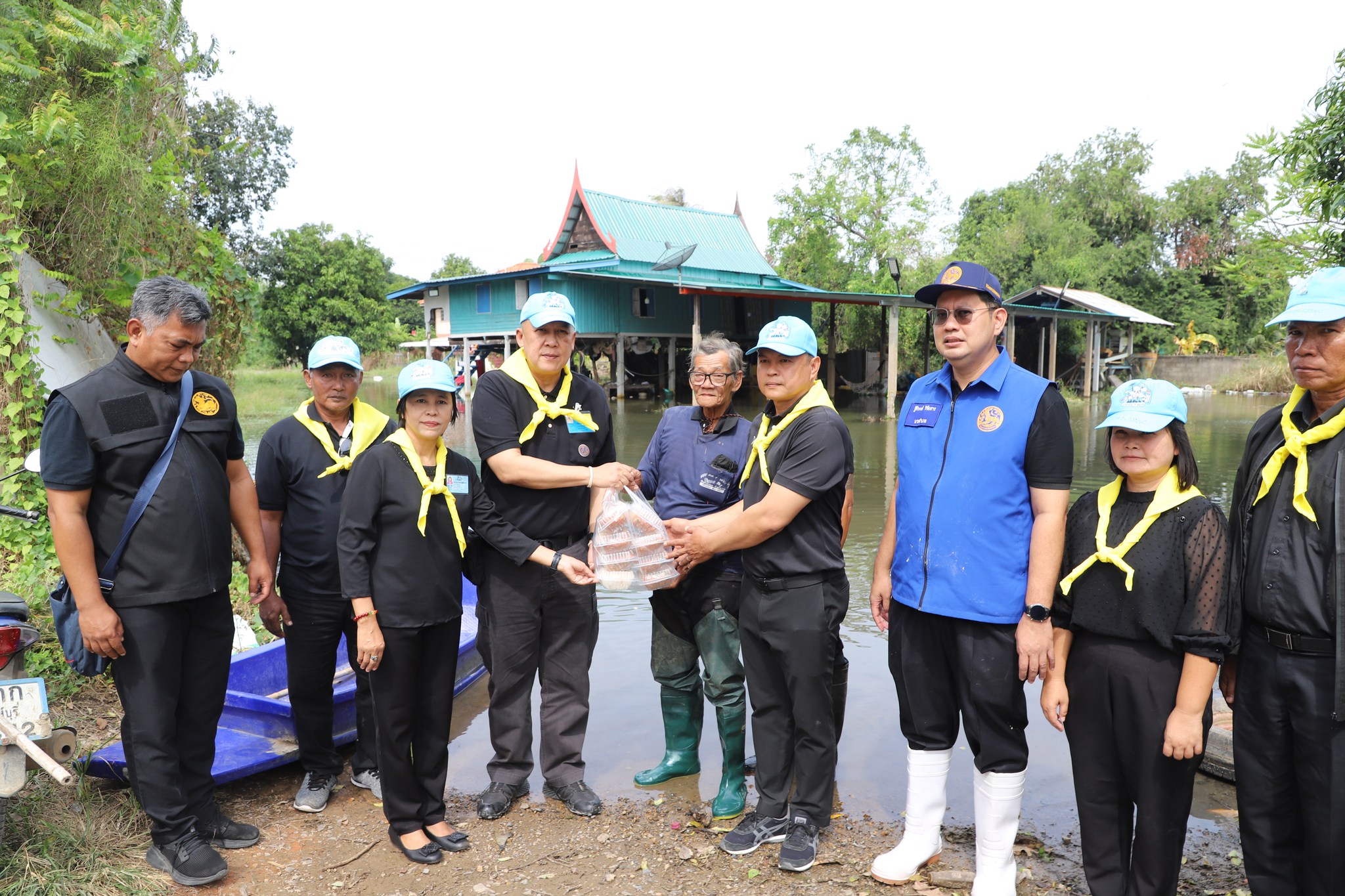 รักษาราชการแทนผู้ว่าราชการจังหวัดสิงห์บุรี ประกอบอาหารให้แก่ประชาชนผู้ประสบอุทกภัยตำบลบ้านหม้อ