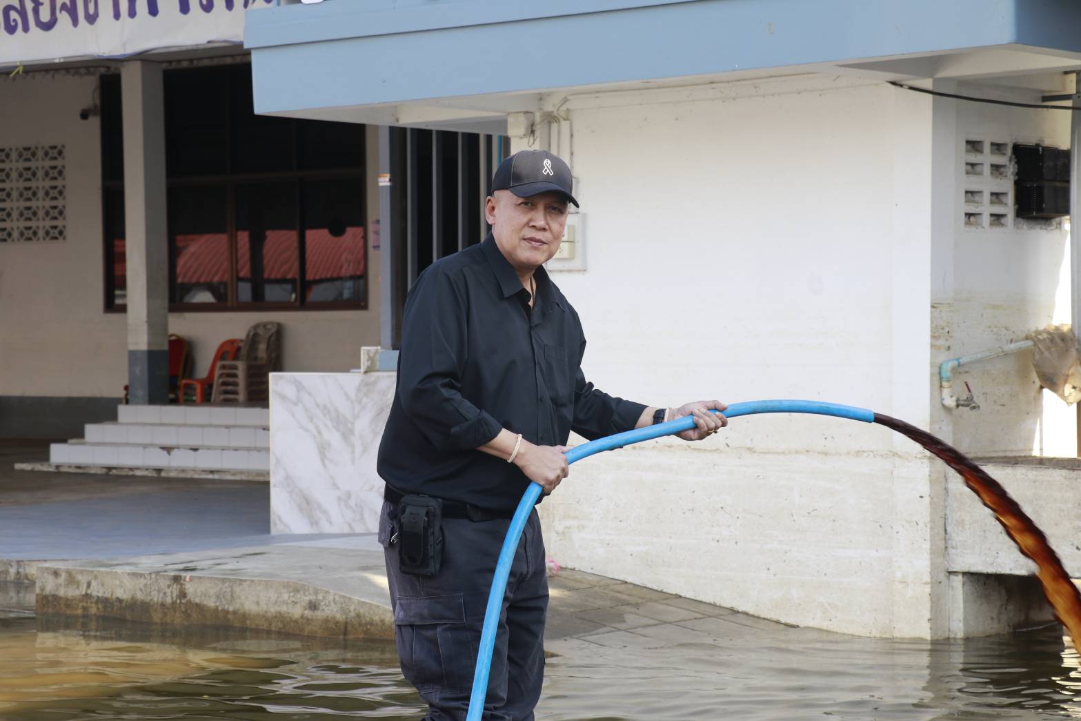 รักษาราชการแทนผู้ว่าราชการจังหวัดสิงห์บุรี เร่งกู้ตำบลทับยา ระดับน้ำท้ายเขื่อนเจ้าพระยาลดลงอย่างต่อเนื่องแต่น้ำยังท่วมขังบางพื้นที่ส่งกลิ่นเน่าเหม็น