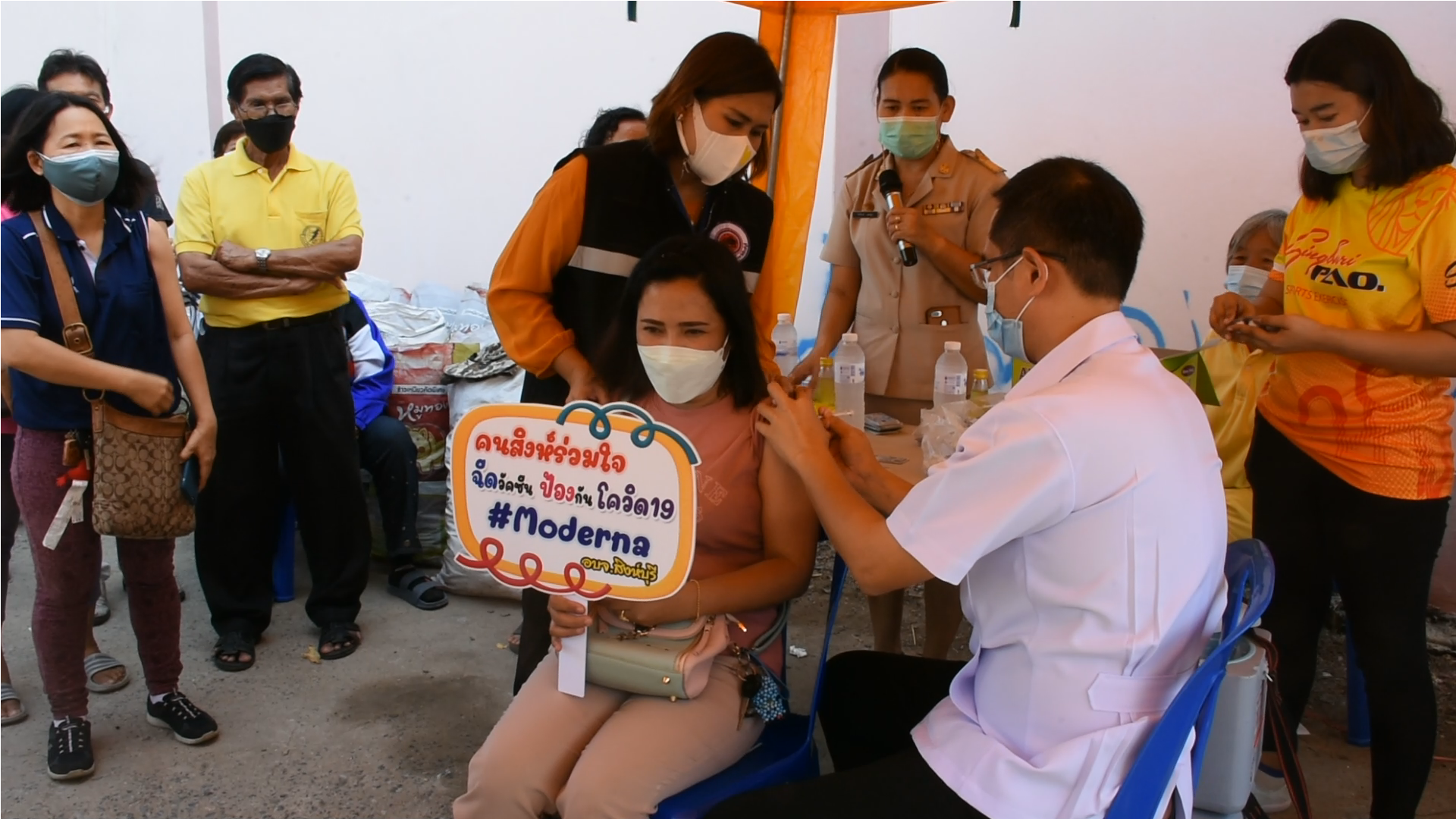 อบจ.สิงห์บุรี ออกหน่วยบริการเคลื่อนที่ฉีดวัคซีนโมเดอร์น่า สภากาชาดไทยให้กับประชาชนฟรี