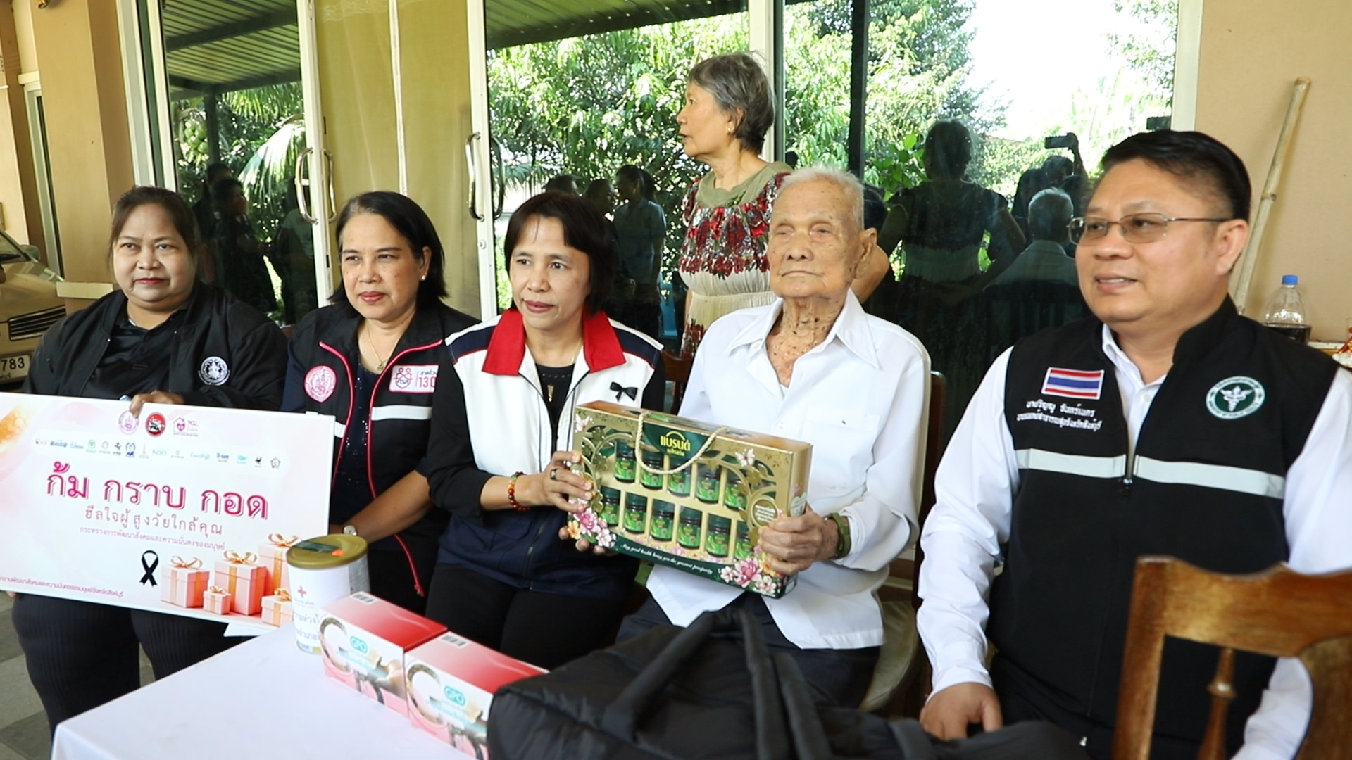 รองผู้ว่าฯ สิงห์บุรี ลงพื้นที่เยี่ยม "คุณตาทวด 107 ปี"  &ldquo;ก้ม กราบ กอด&rdquo; ปี 69 สร้างขวัญกำลังใจผู้สูงวัยชาวอินทร์บุรี