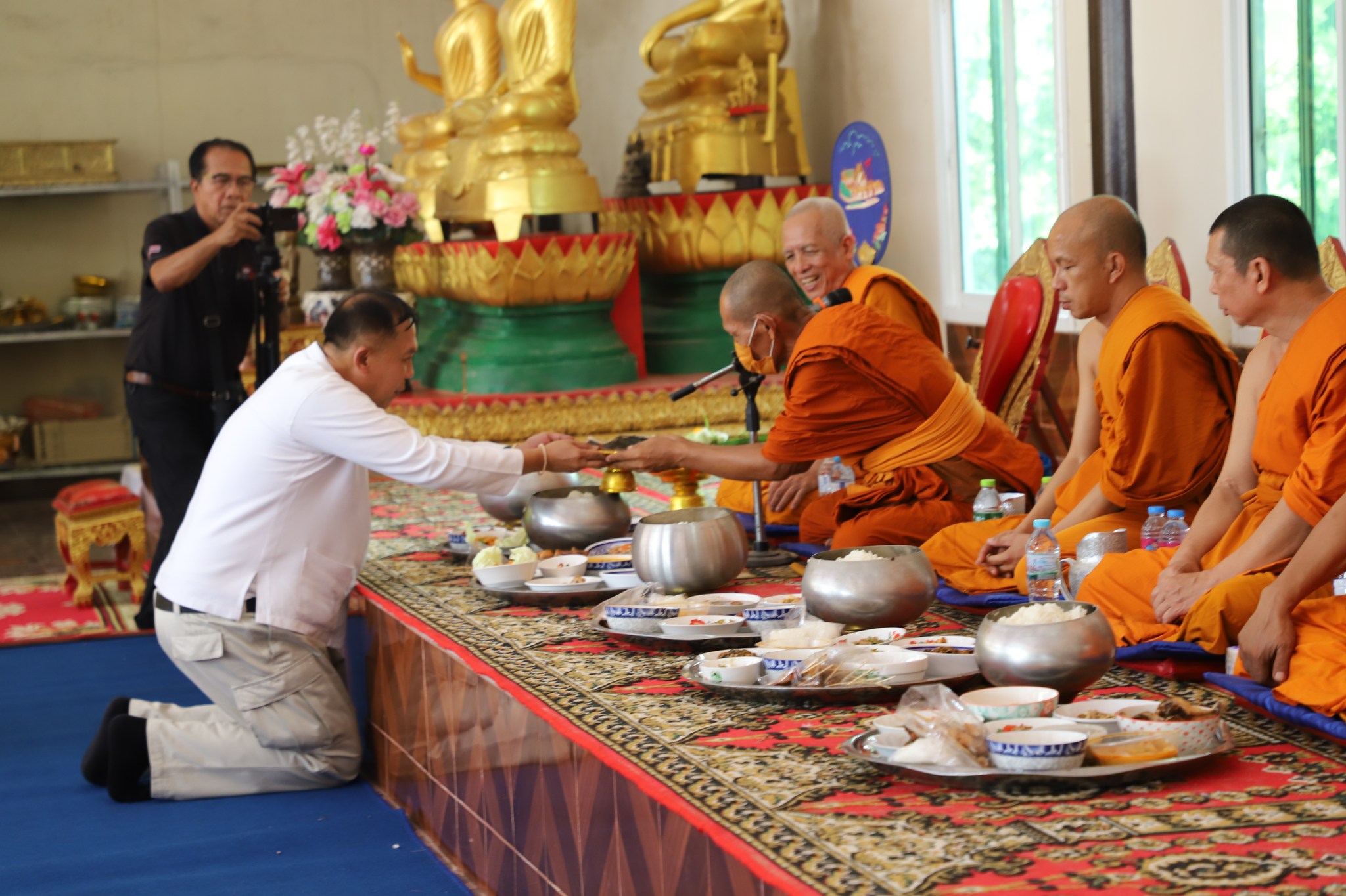 ผู้ว่าฯ สิงห์บุรี นำพุทธศาสนิกชนร่วมโครงการ &ldquo;โยมพบพระ&rdquo;เสริมสร้างคุณธรรมจริยธรรมให้ประชาชน