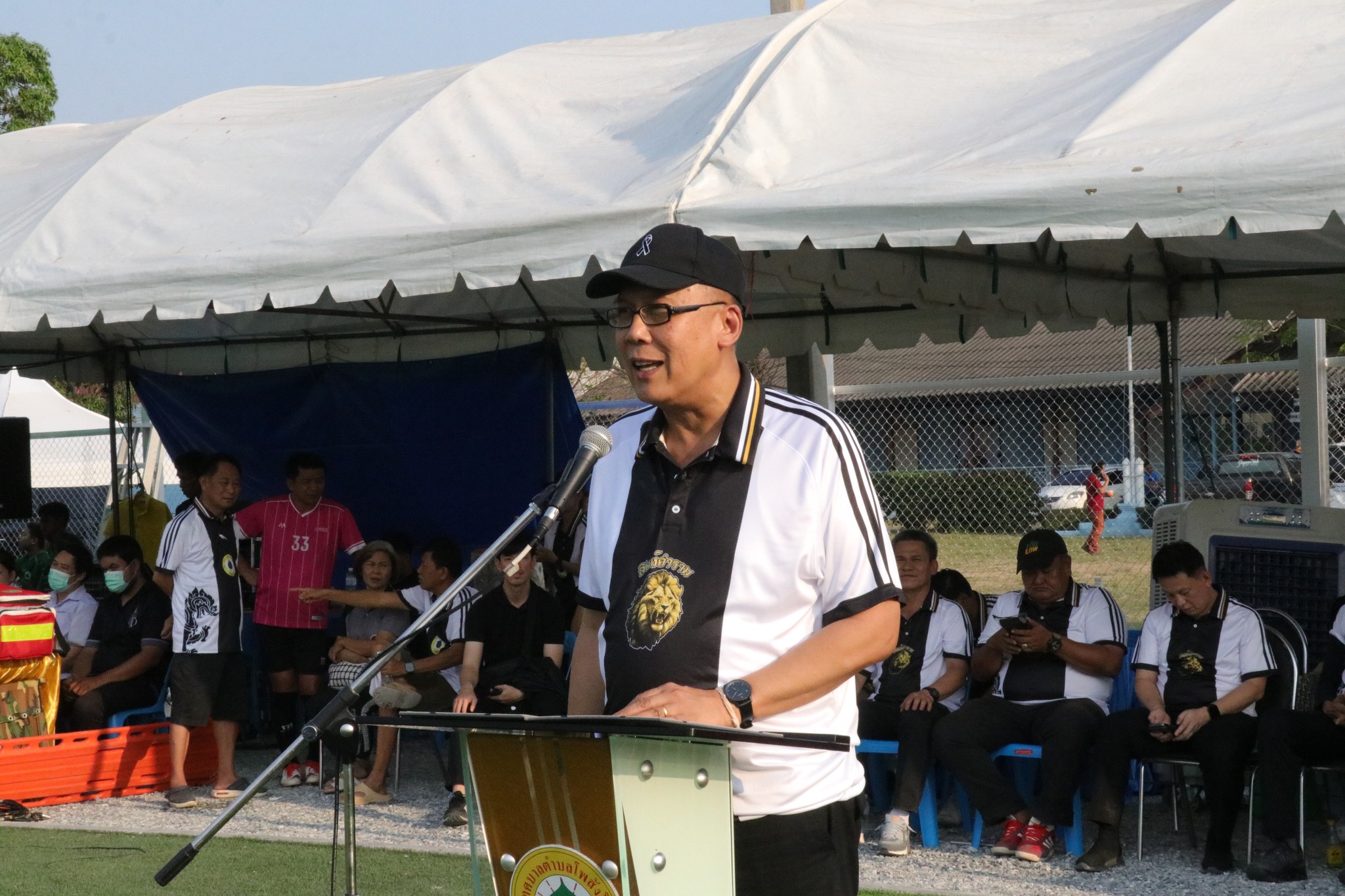 นายวราดิศรฯ ผู้ว่าฯ สิงห์บุรี เป็นประธานเปิด &ldquo;สนามกีฬาหญ้าเทียม&rdquo; ต้านภัยยาเสพติด มุ่งสร้างสุขภาพดีและพลังสามัคคีในชุมชนเทศบาลตำบลโพสังโฆ