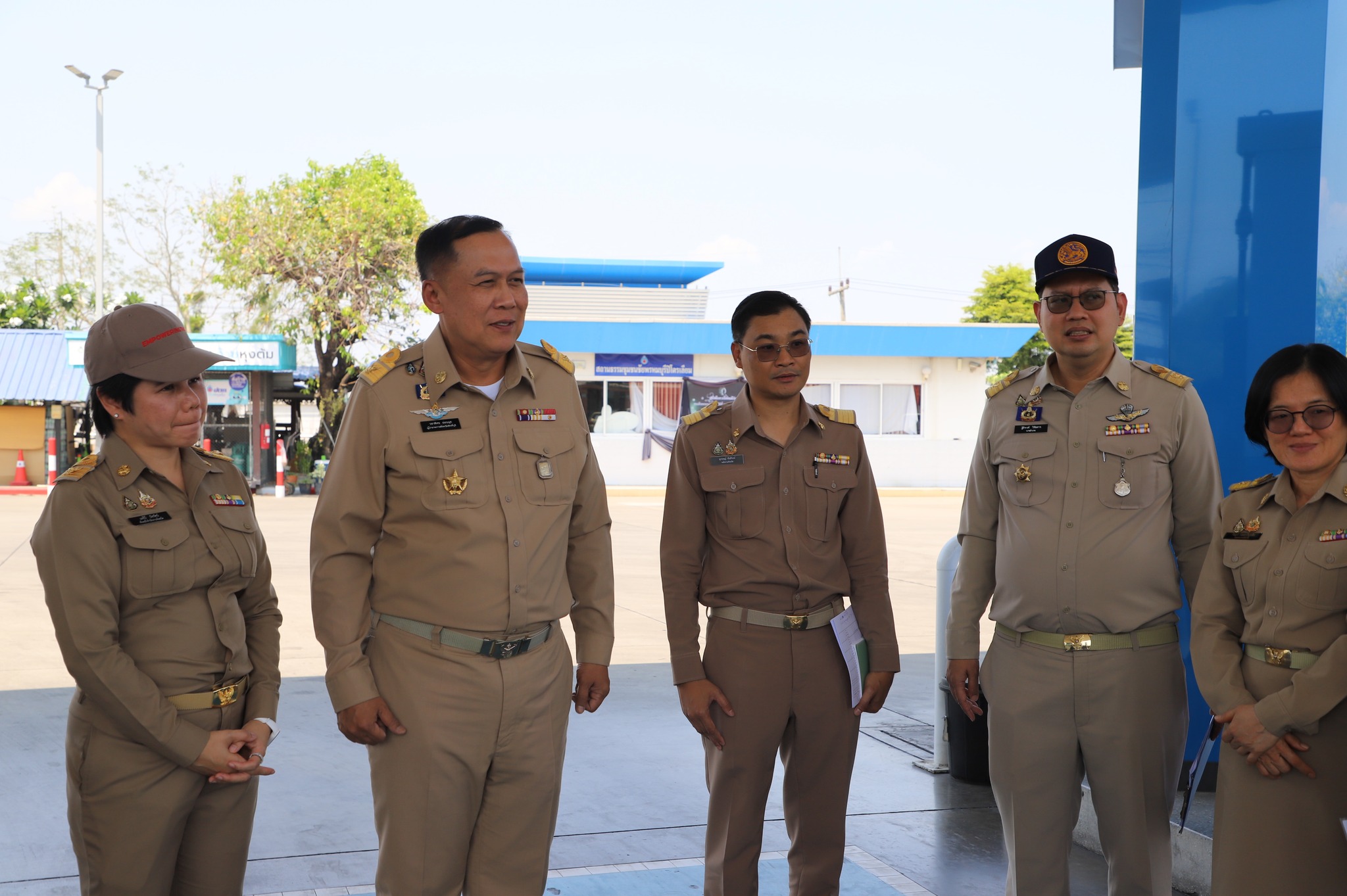 ผู้ว่าฯ สิงห์บุรี ลงพื้นที่ตรวจสถานการณ์จำหน่ายน้ำมัน หลังประชาชนแห่เติมจากความกังวล