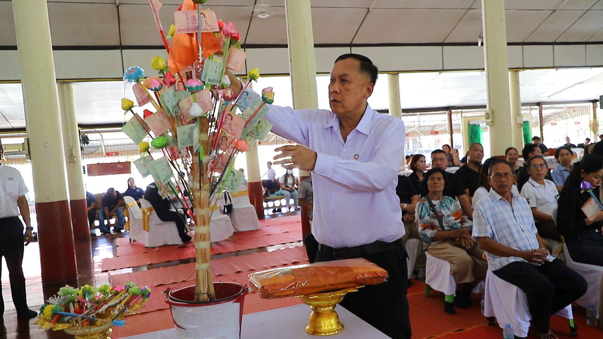 ผู้ว่าสิงห์บุรี พาทำบุญตักบาตร โครงการโยมพบพระ