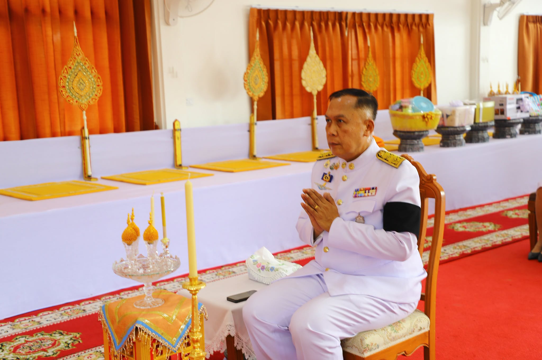 พลเอก ประยุทธ์ จันทร์โอชา องคมนตรี เชิญผ้าไตรพระราชทาน ถวายพระสงฆ์ในพิธีบำเพ็ญกุศลทักษิณานุปทาน ณ วัดสาลโคดม จังหวัดสิงห์บุรี