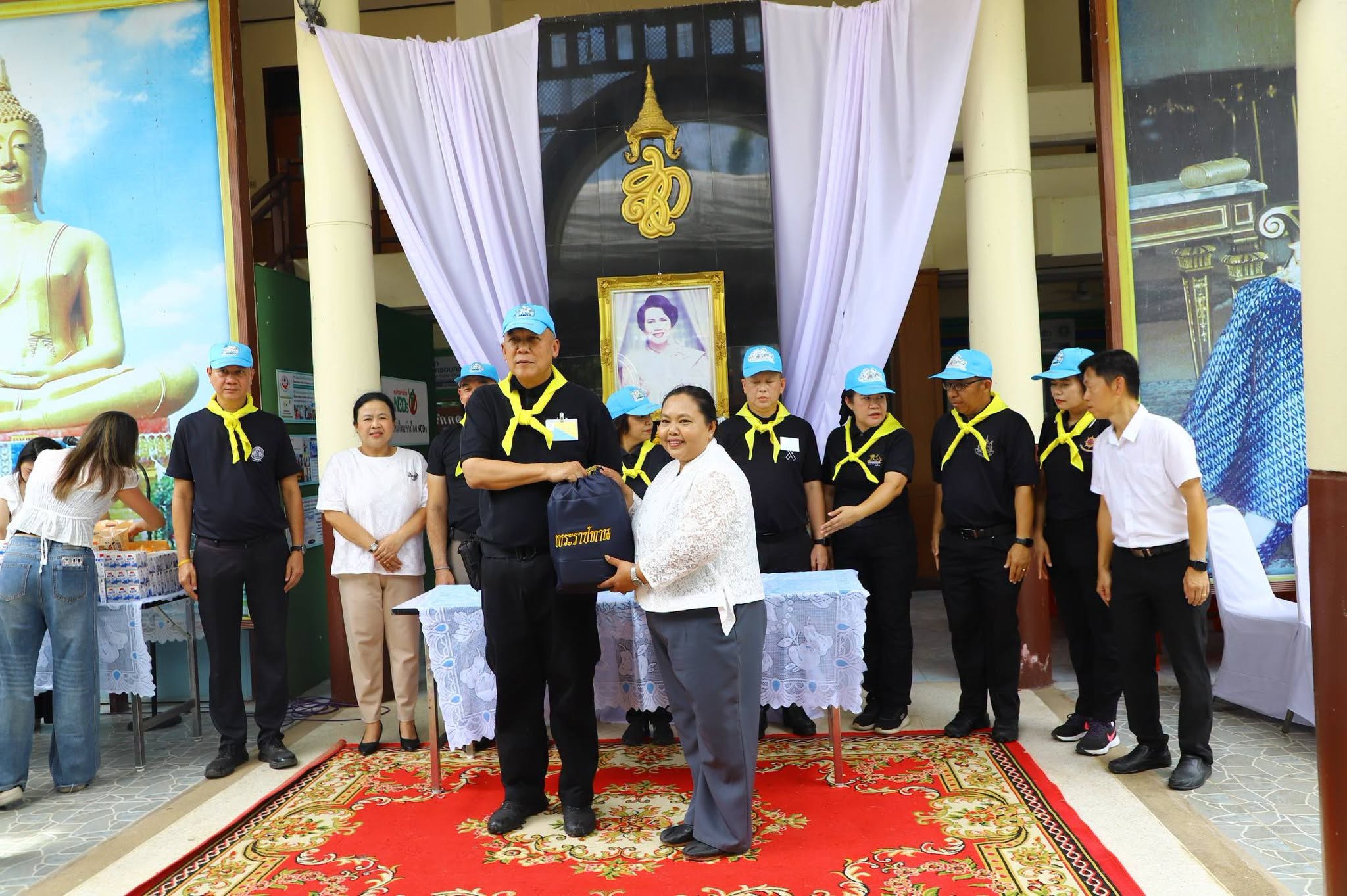 จังหวัดสิงห์บุรีจัดกิจกรรมมอบสิ่งของช่วยเหลือหญิงตั้งครรภ์และกลุ่มเปราะบาง เนื่องในวันเฉลิมพระชนมพรรษา 12 สิงหาคม